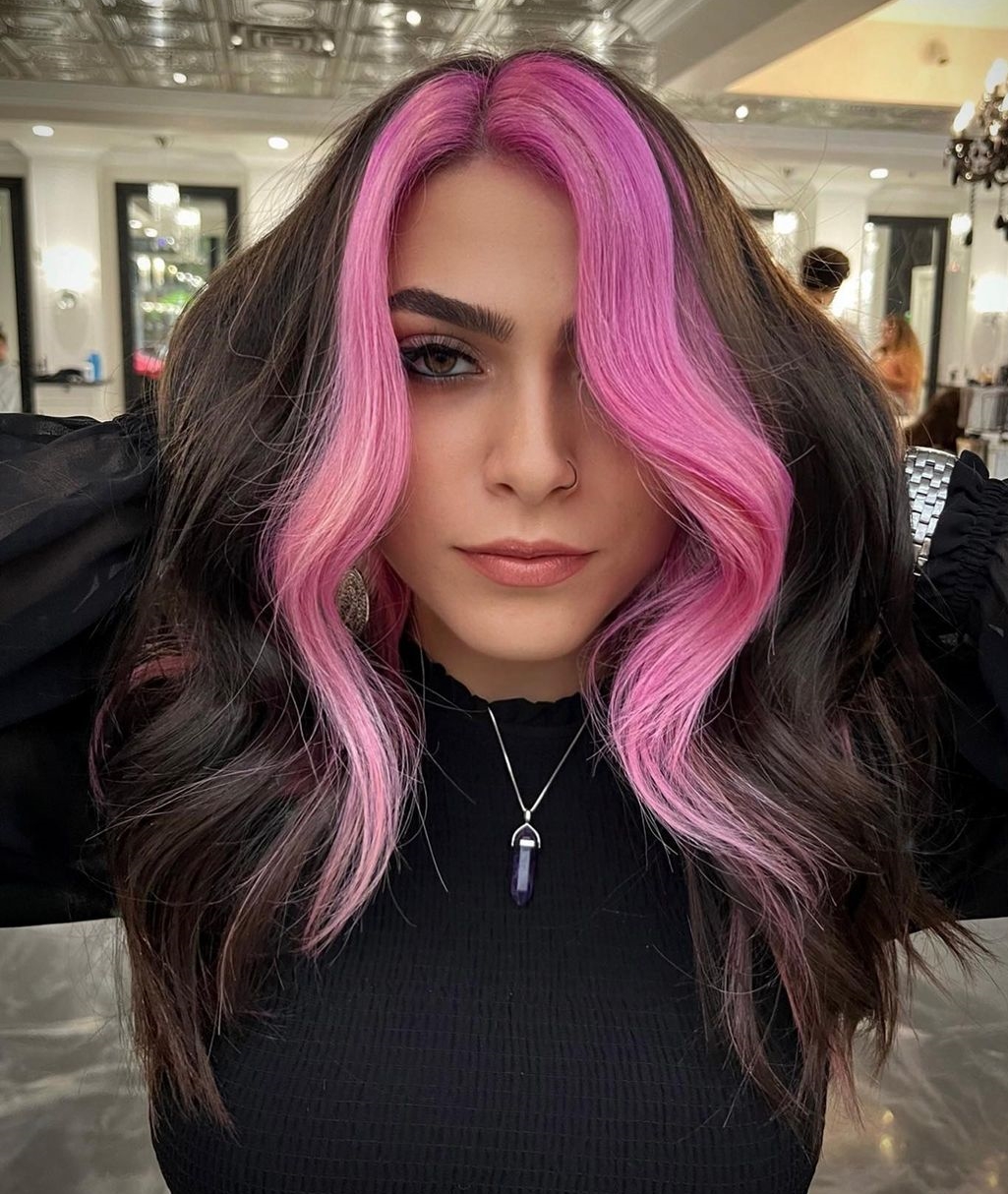 Roze geldstuk highlights in lang zwart haar