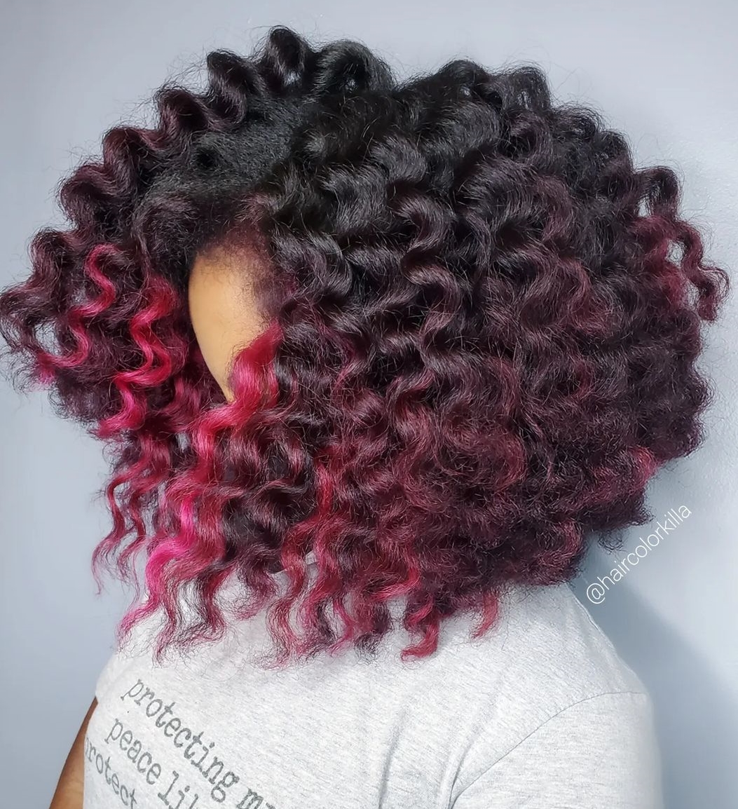 Burgundy Money Piece Highlights op Short Curly Bob Cut