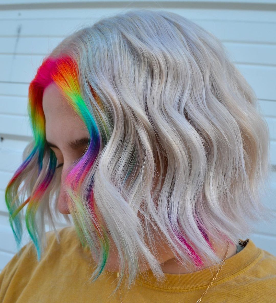 Rainbow Money Piece op Korte Blonde Bob Cut