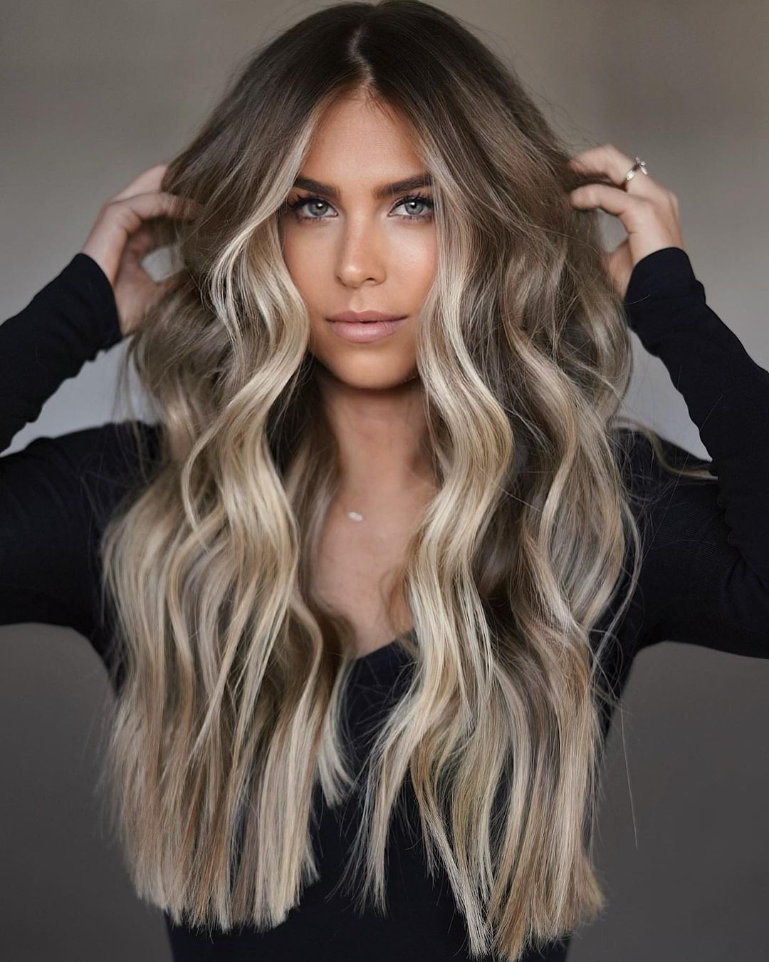 Ash Blonde Money Piece Highlights op lang lichtbruin haar