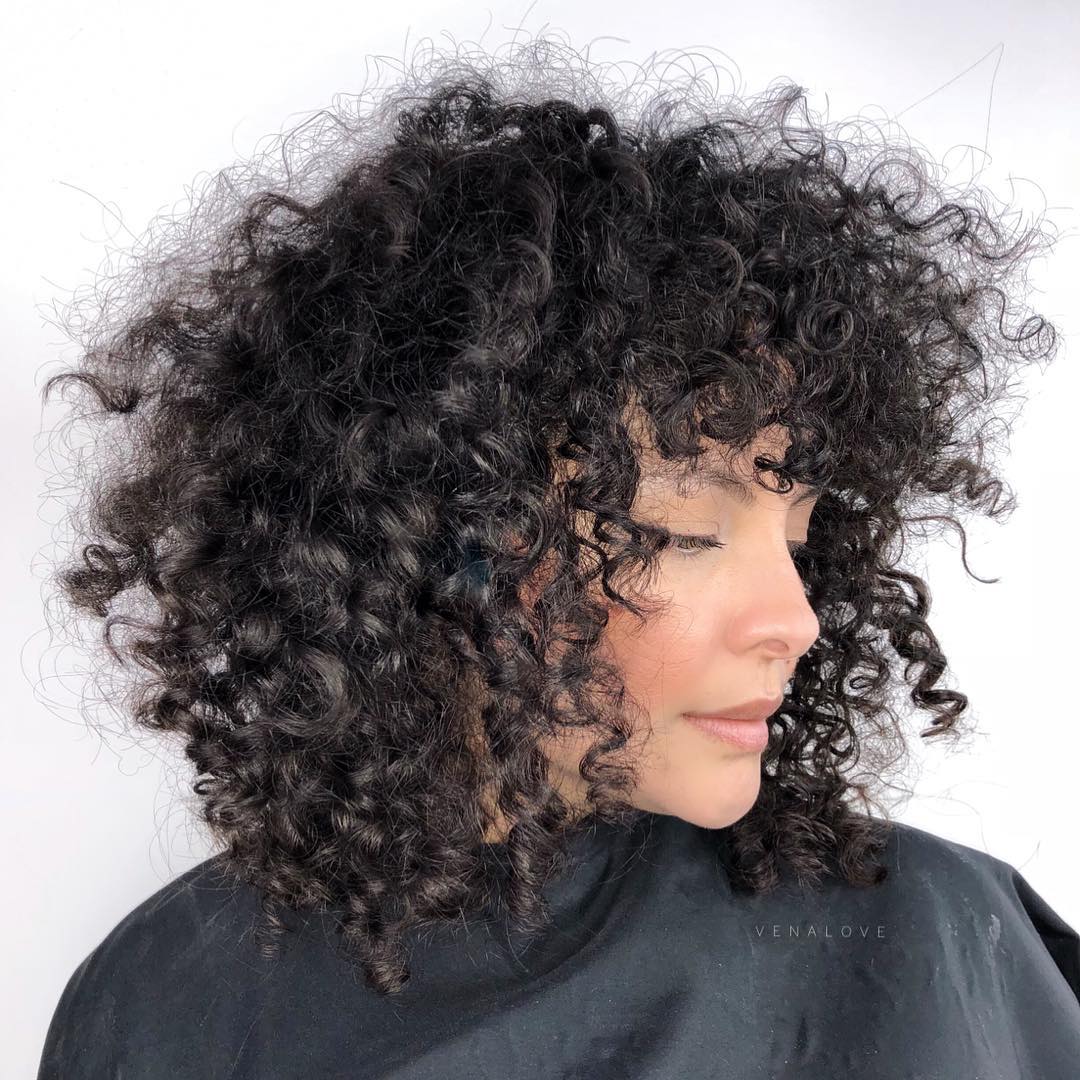 Medium Natural Curly Kapsel Met Bangs