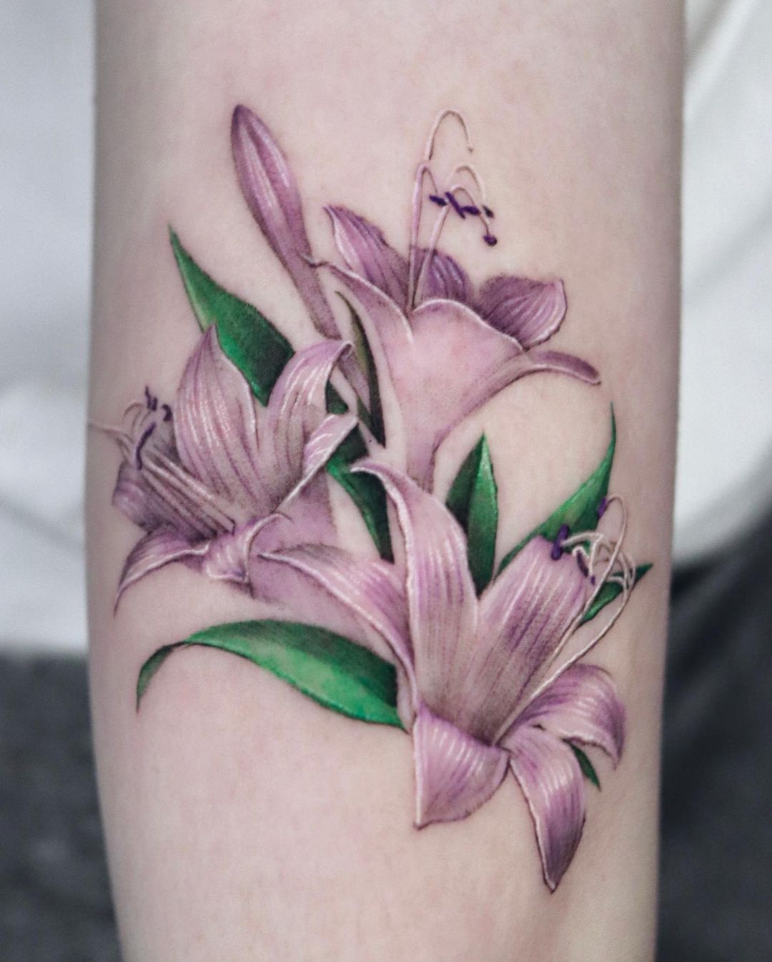 Kleur Lily Tattoo op Arm