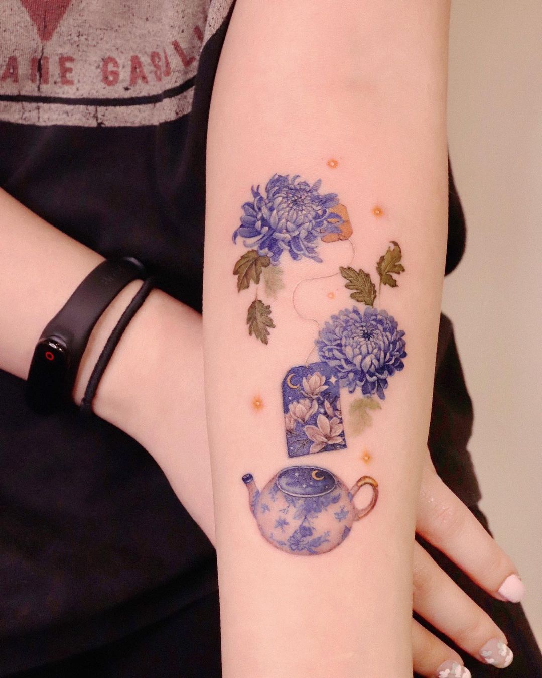 Blauwe Japanse Bloem Tattoo op Arm