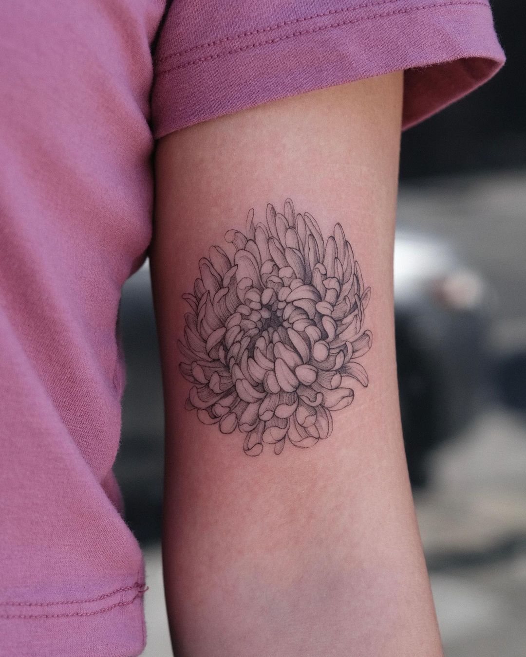 Zwart-witte chrysant tattoo op arm