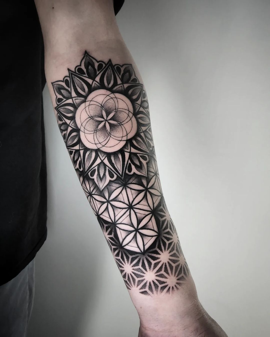 Zwart-witte Flower of Life Tattoo op Arm