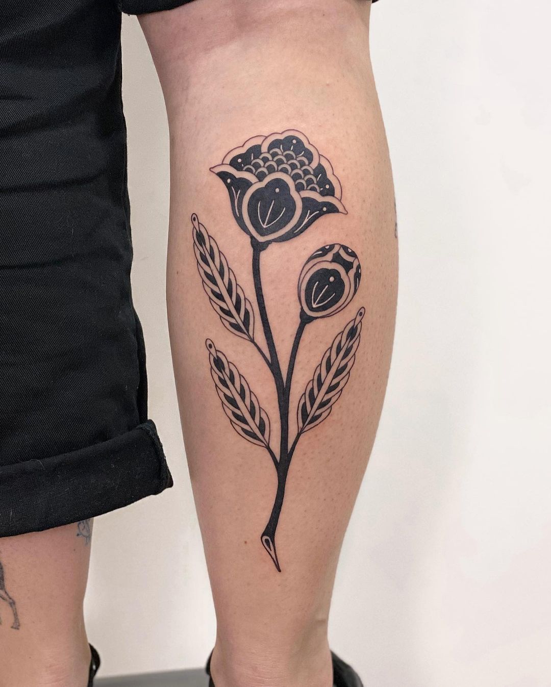 0Zwarte en witte traditionele bloemtattoo op arm