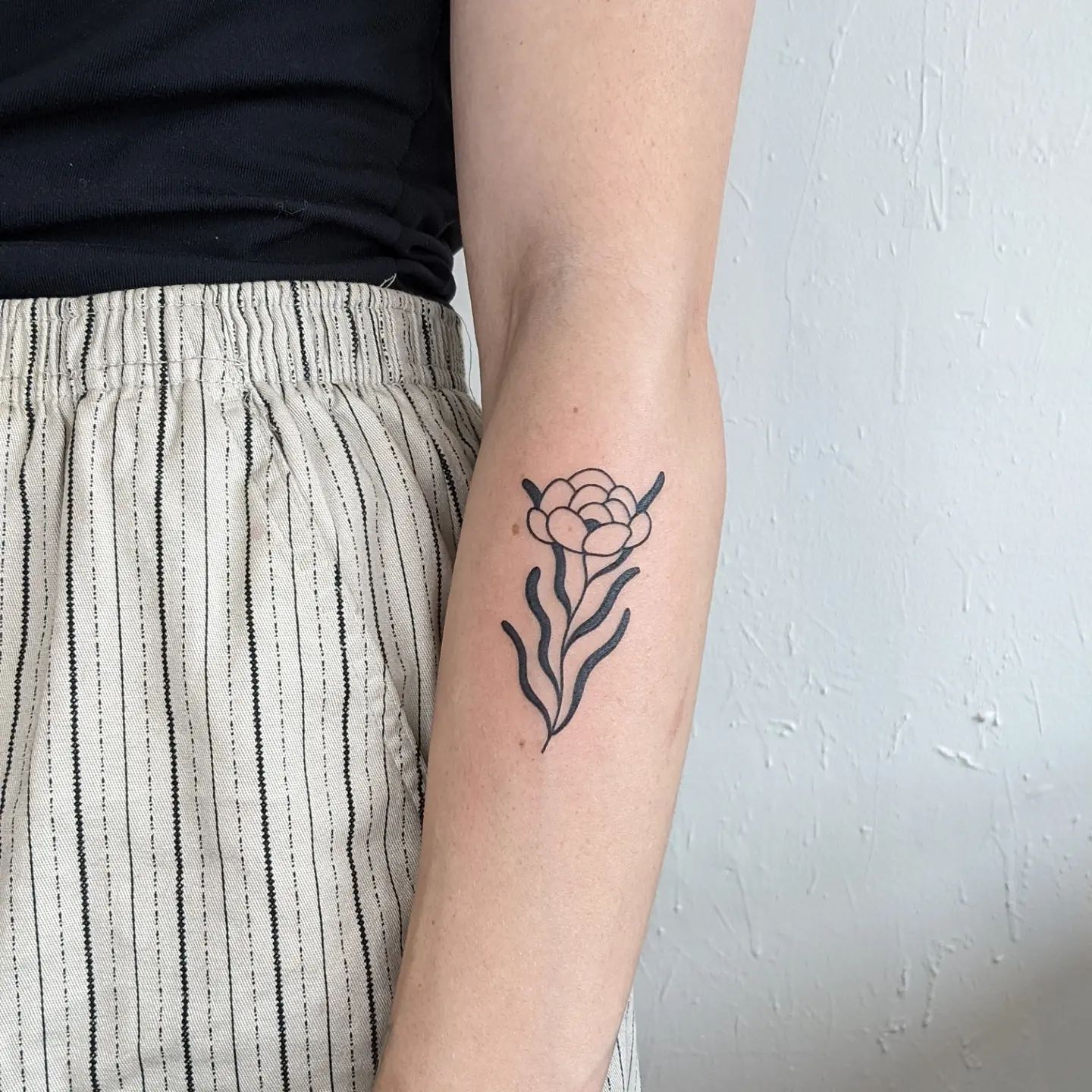 Zwart-witte bloem tattoo op arm