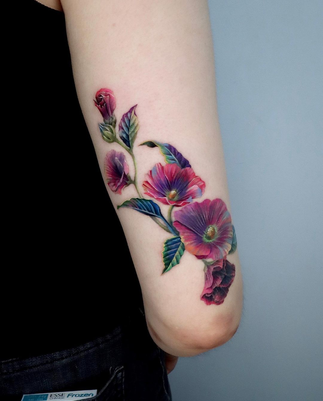 Kleur Hibiscus Flower Tattoo op Arm