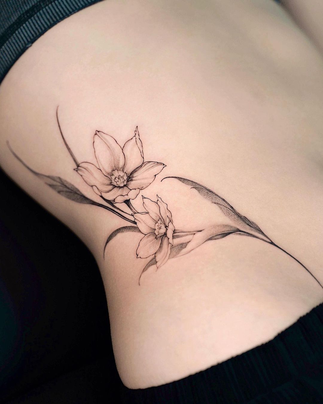 Zwart-witte Narcissus Flower Tattoo aan de zijkant