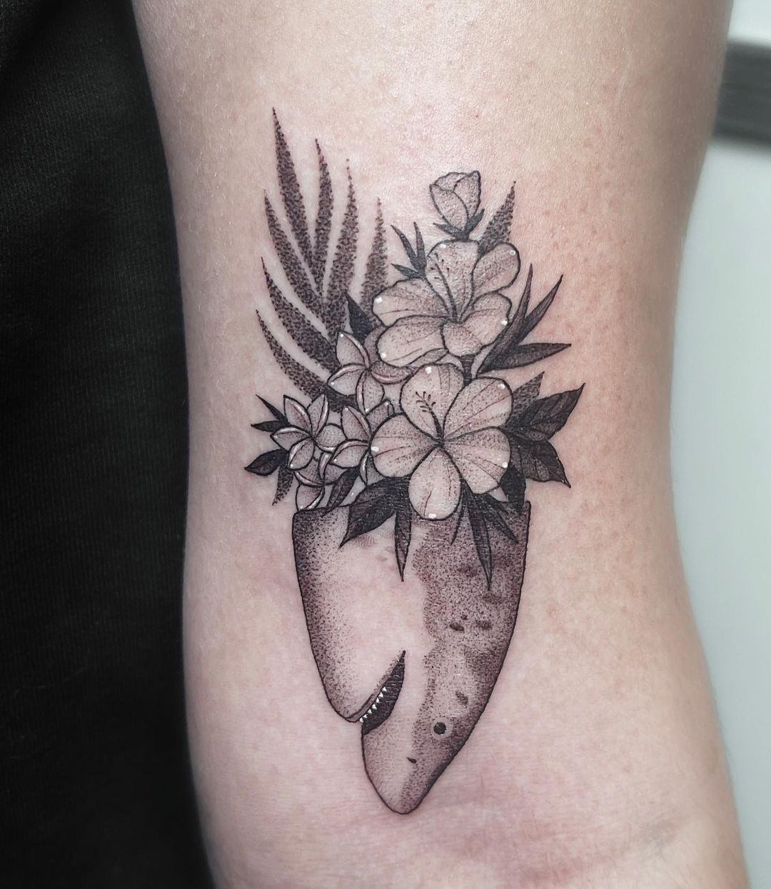 Hawaiian Flower Tattoo met haai op arm