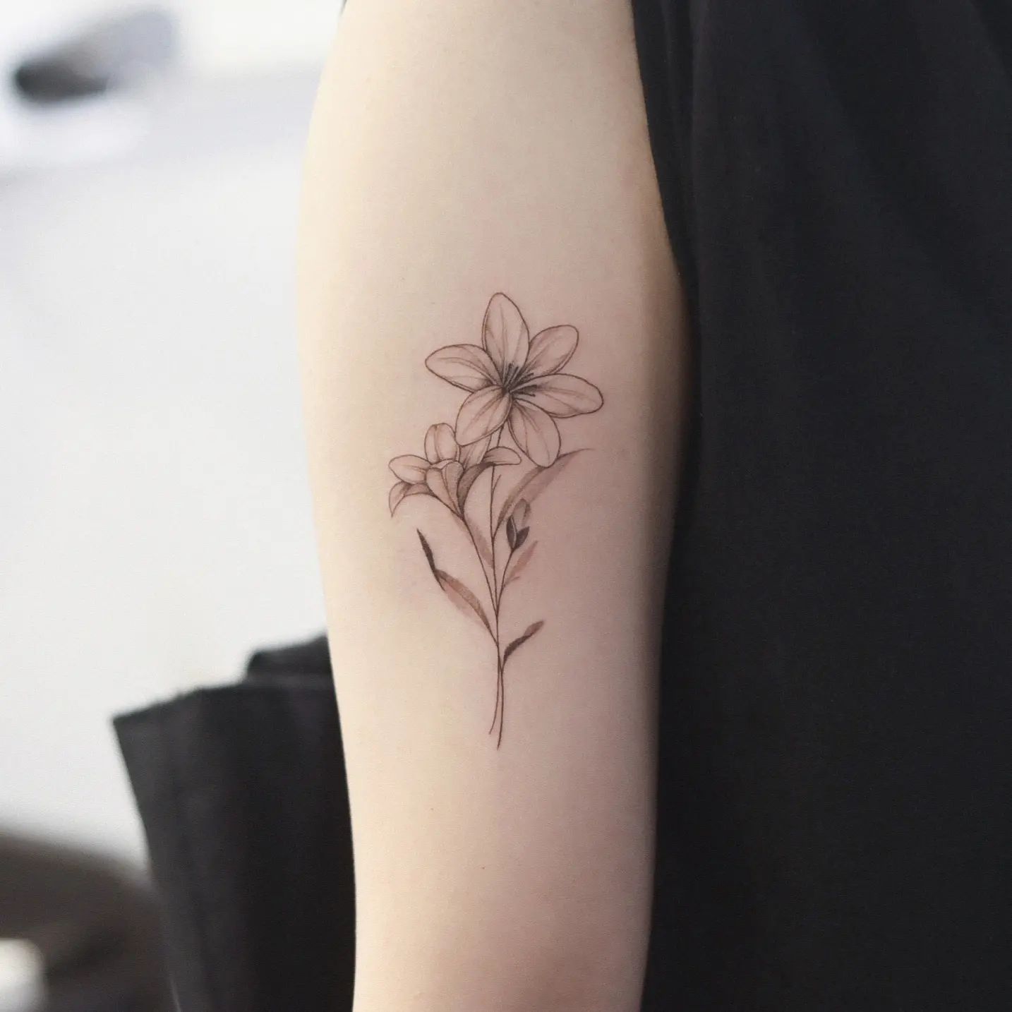 Zwart-witte jasmijn bloem tattoo op arm