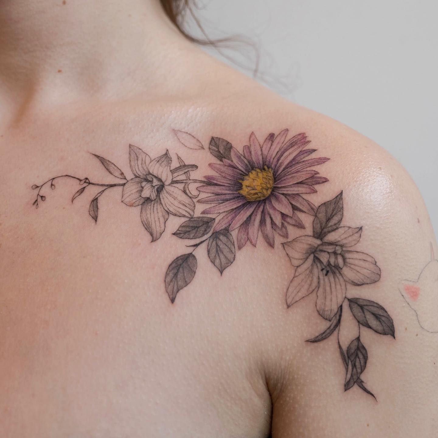 Aster Flower Tattoo op schouder