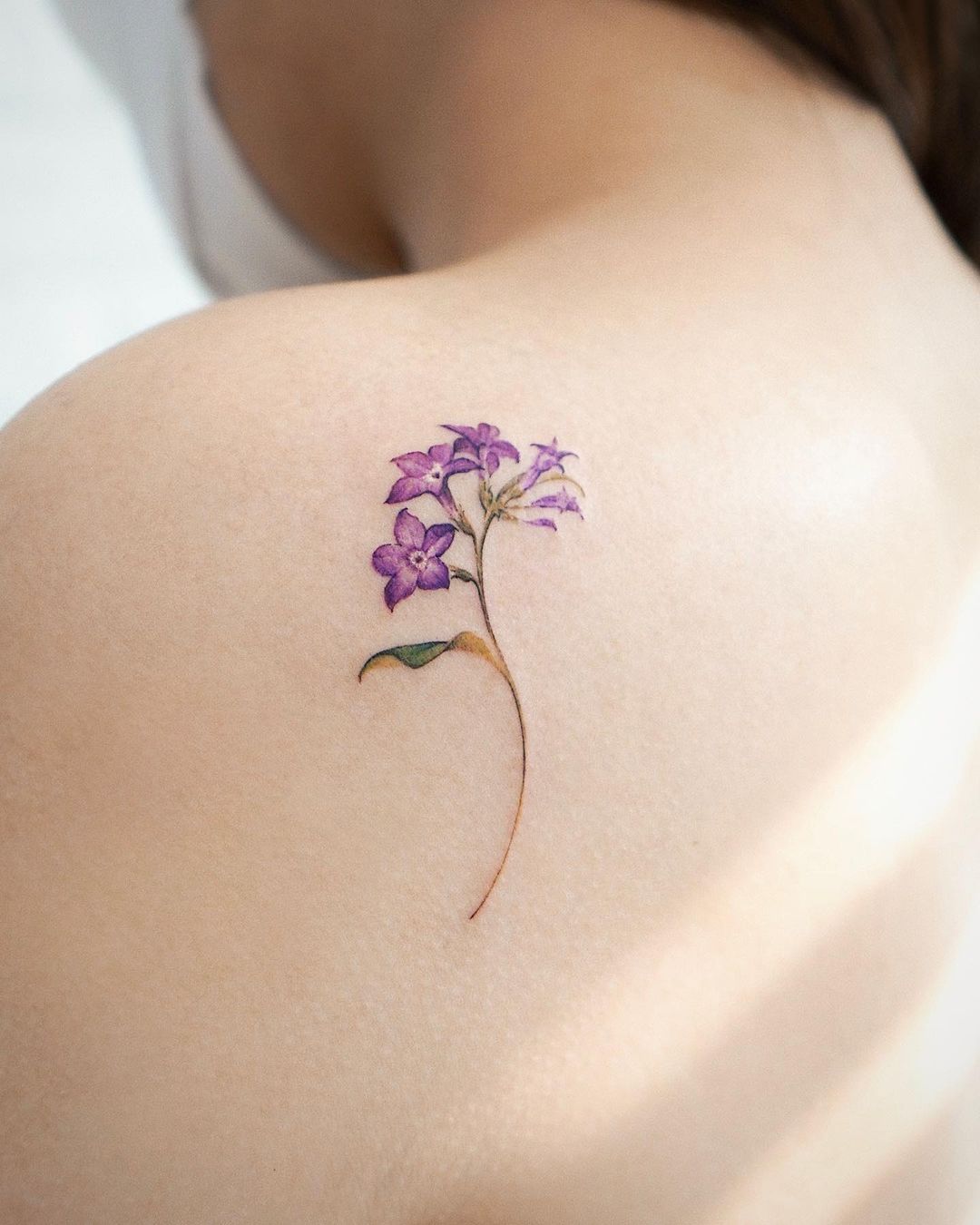 Paarse Jasmijn Bloem Tattoo op Schouder