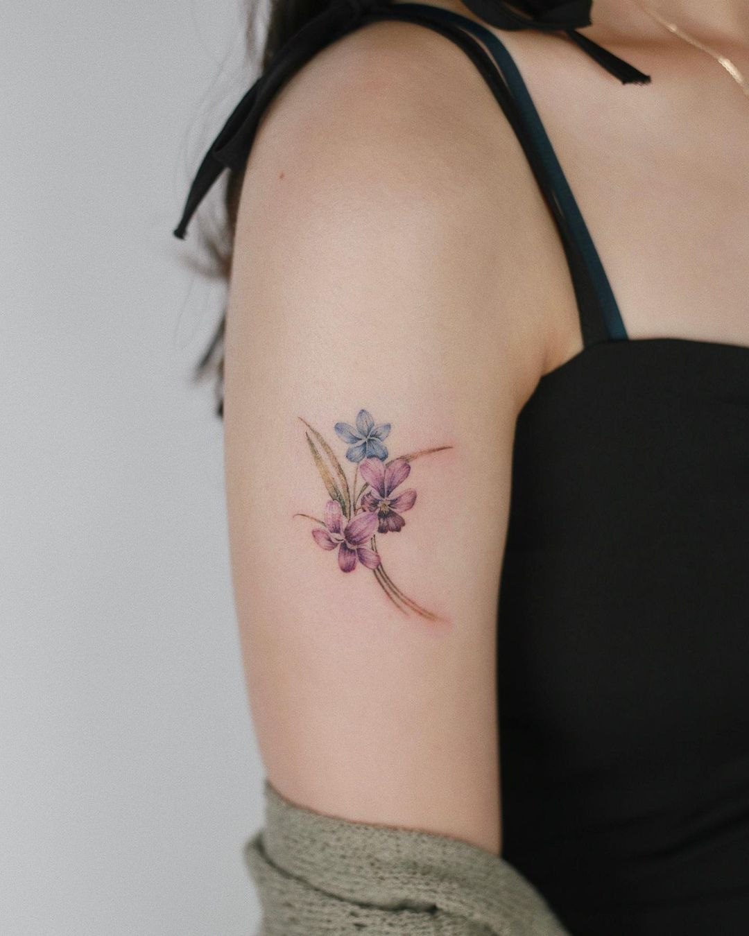 Kleine Violette Bloem Tattoo op Arm