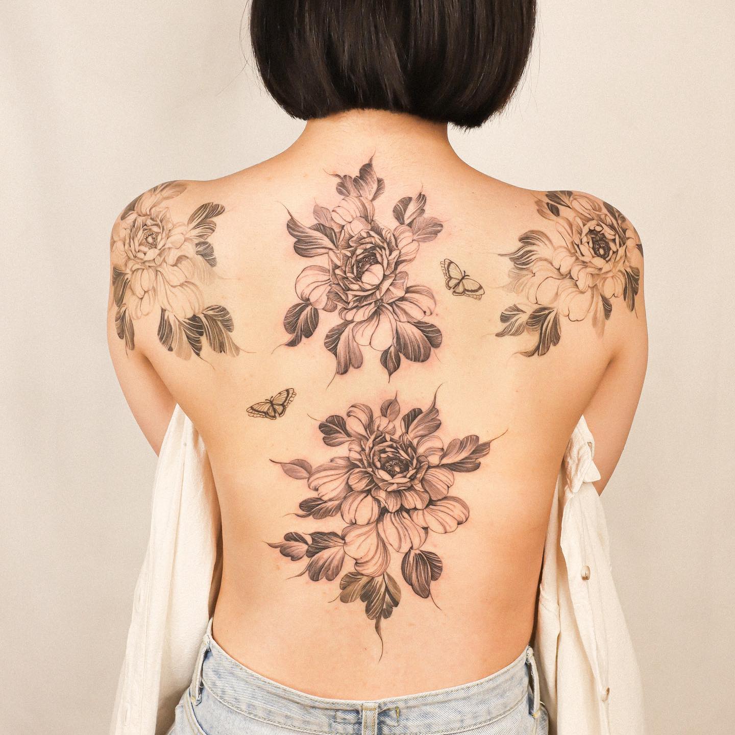 Zwart-witte Pioenroos Bloem Tattoo op rug