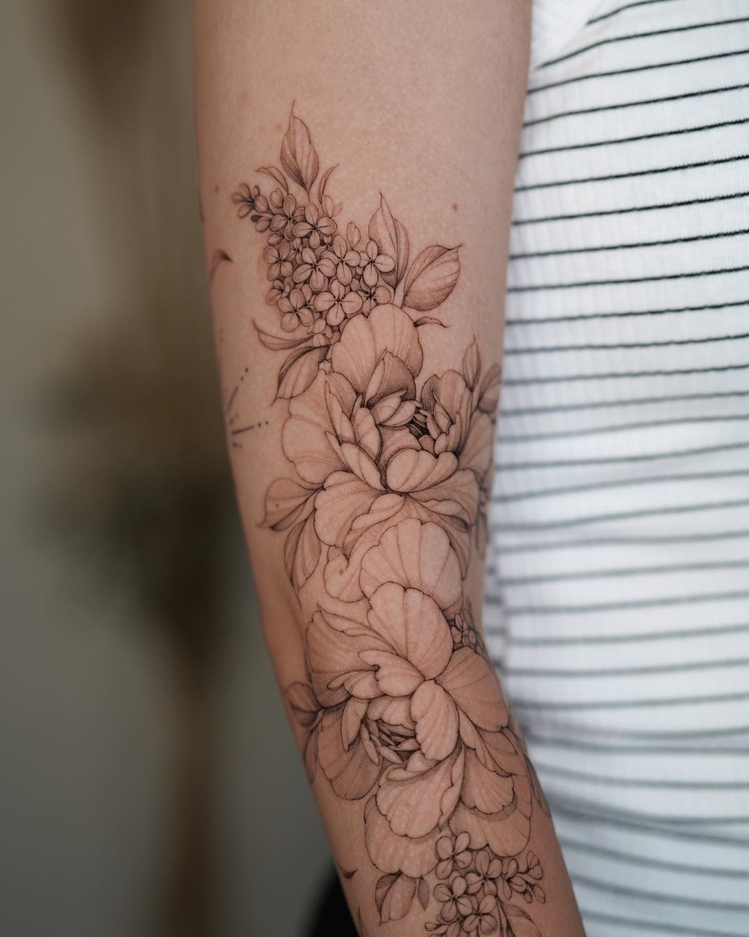 Zwart-witte Pioenroos Bloem Tattoo op Arm