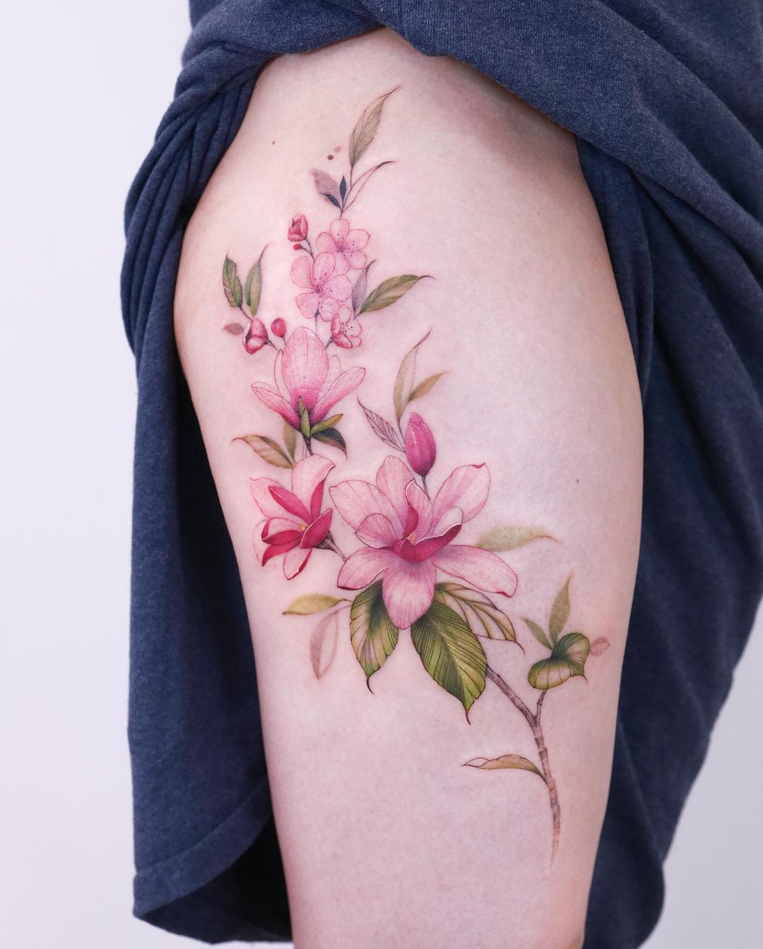 Red Magnolia Flower Tattoo op Arm