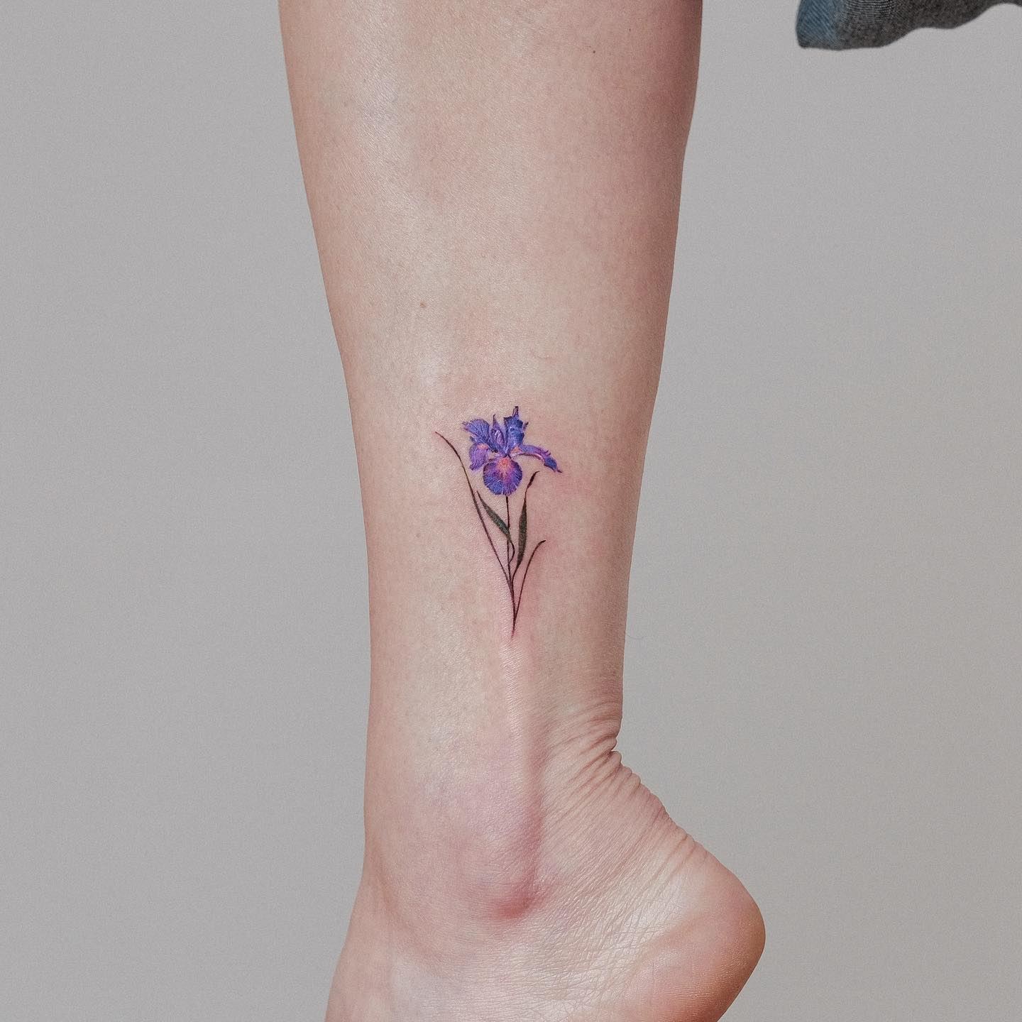 Blue Iris Flower Tattoo op enkel