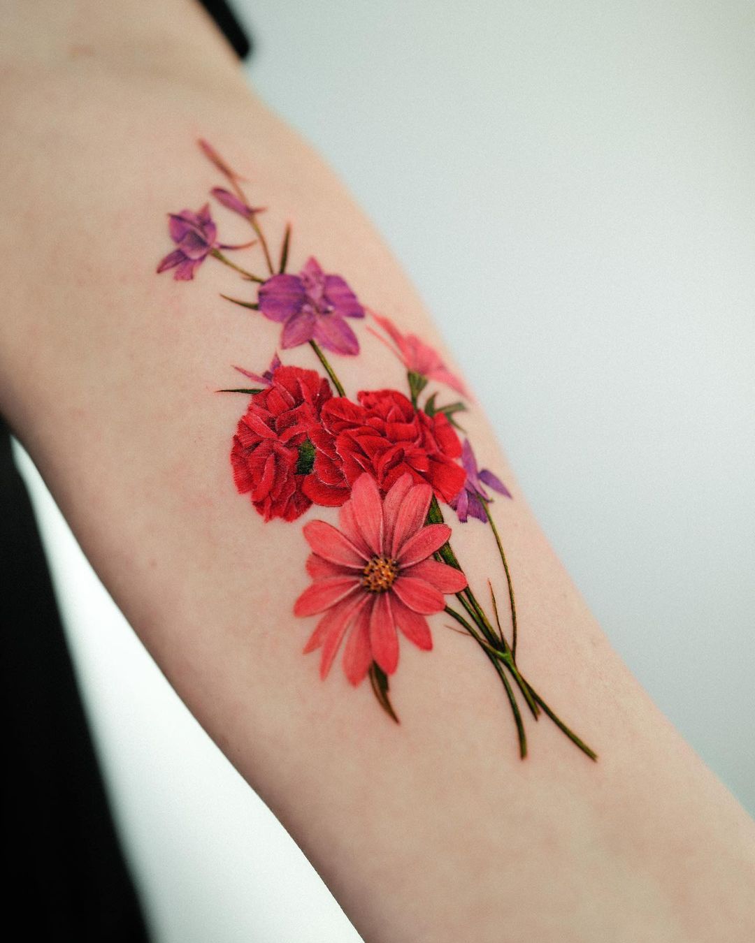 Rode Anjer Bloem Tattoo op Arm