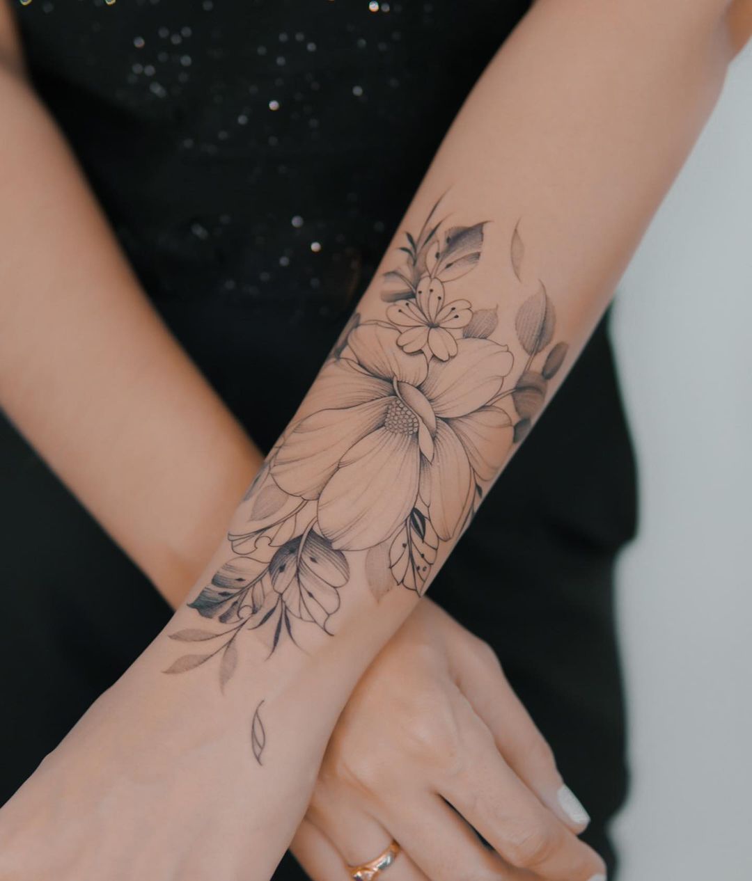 Zwart-witte Magnolia Flower Tattoo op Arm