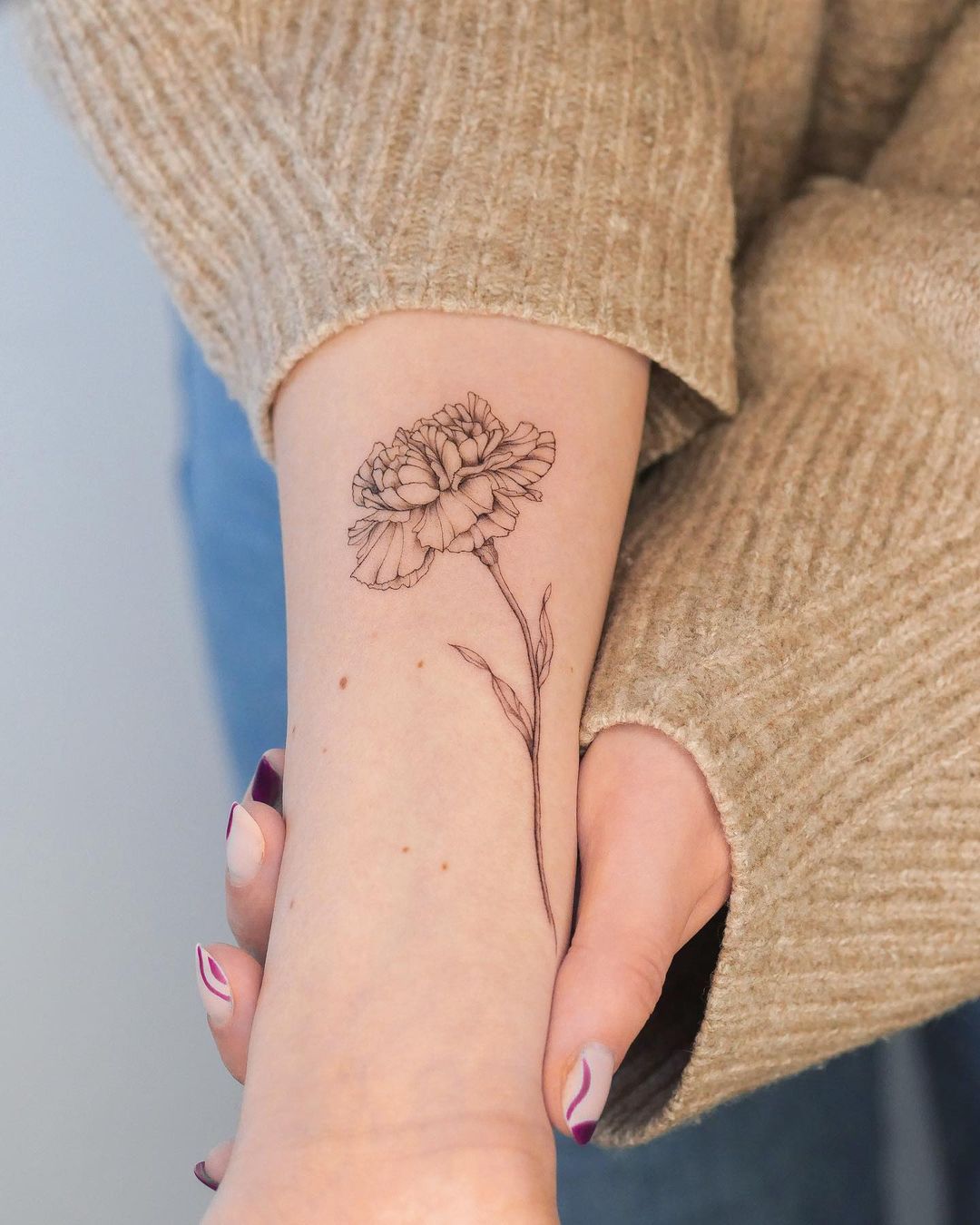 Zwart-witte Anjer Bloem Tattoo op Arm