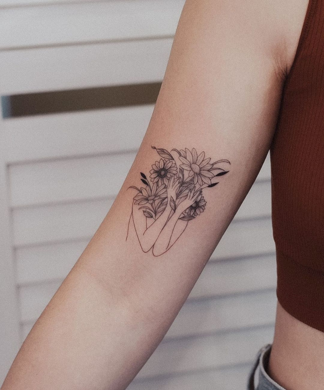 Zwart-wit Daisy Flower Tattoo op Arm