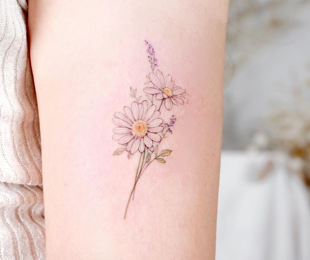 Paarse Daisy Tattoo op Arm