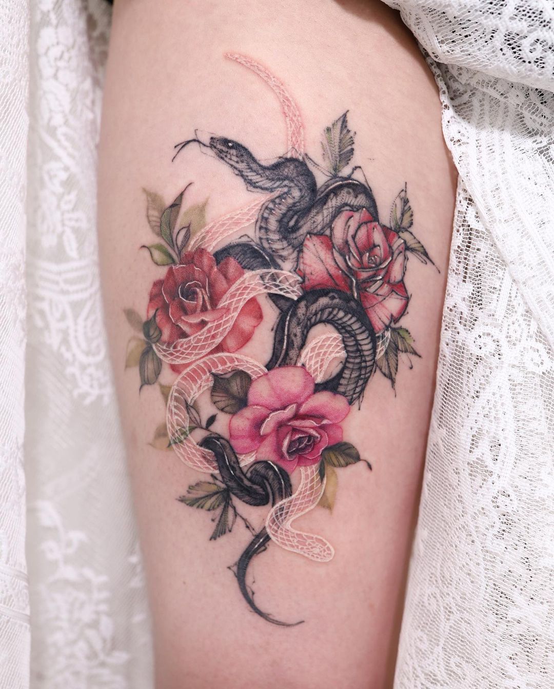 Snake en Red Rose Tattoo op Arm