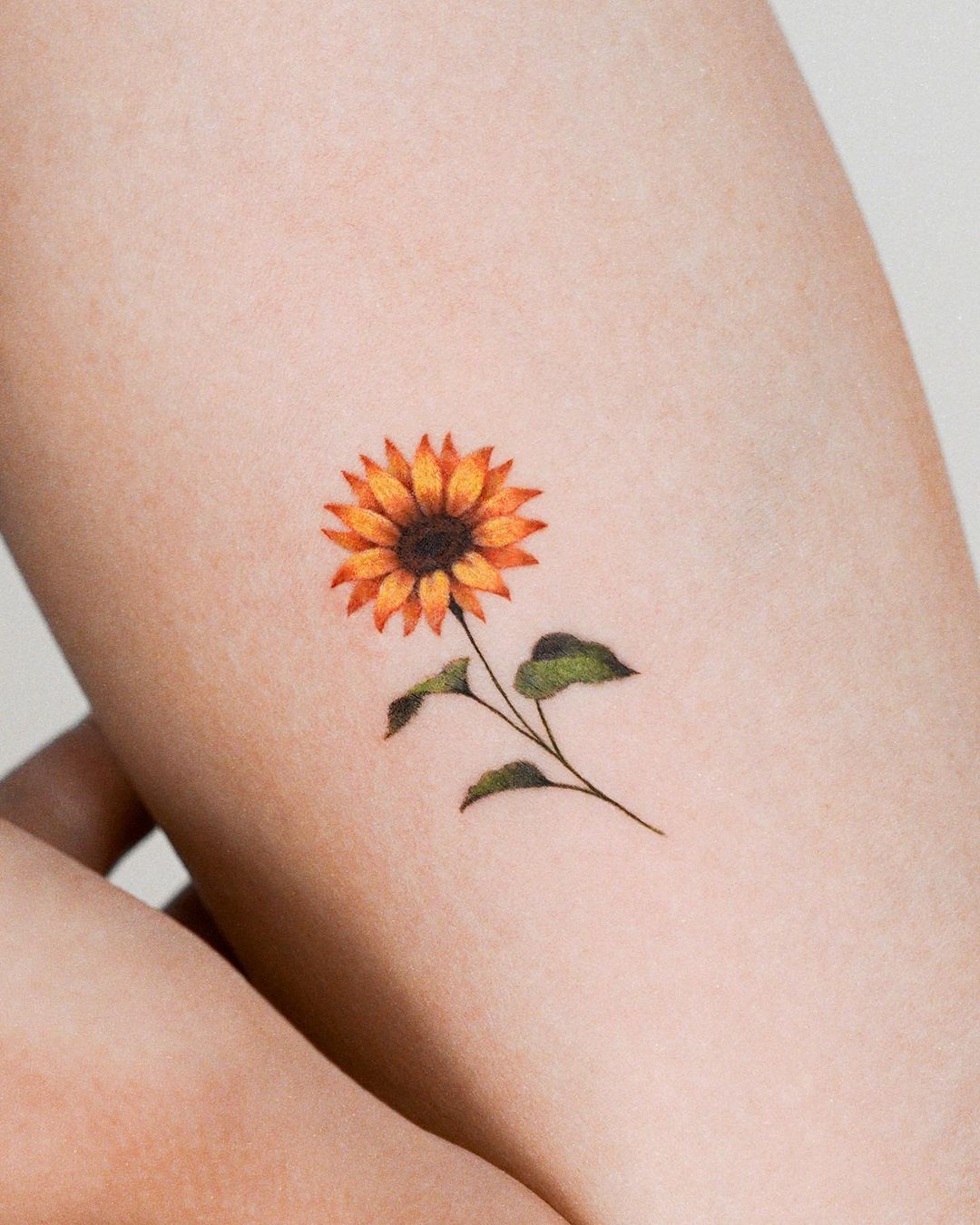 Tiny Sunflower Tattoo op Arm