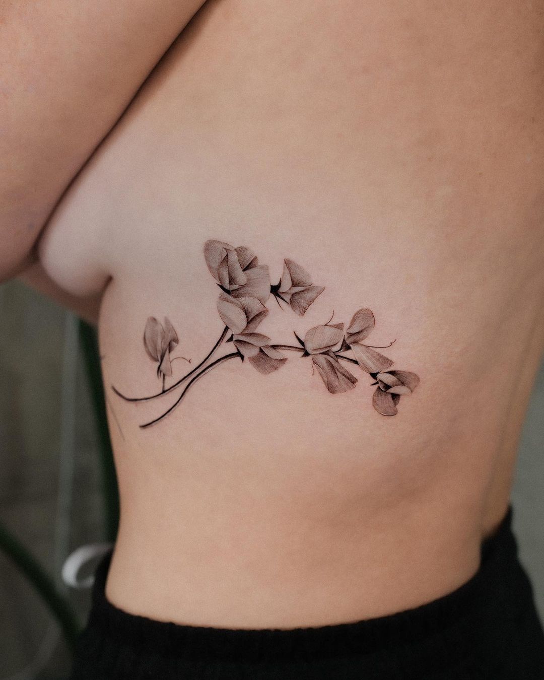 Sweet Pea Flower Tattoo aan de zijkant