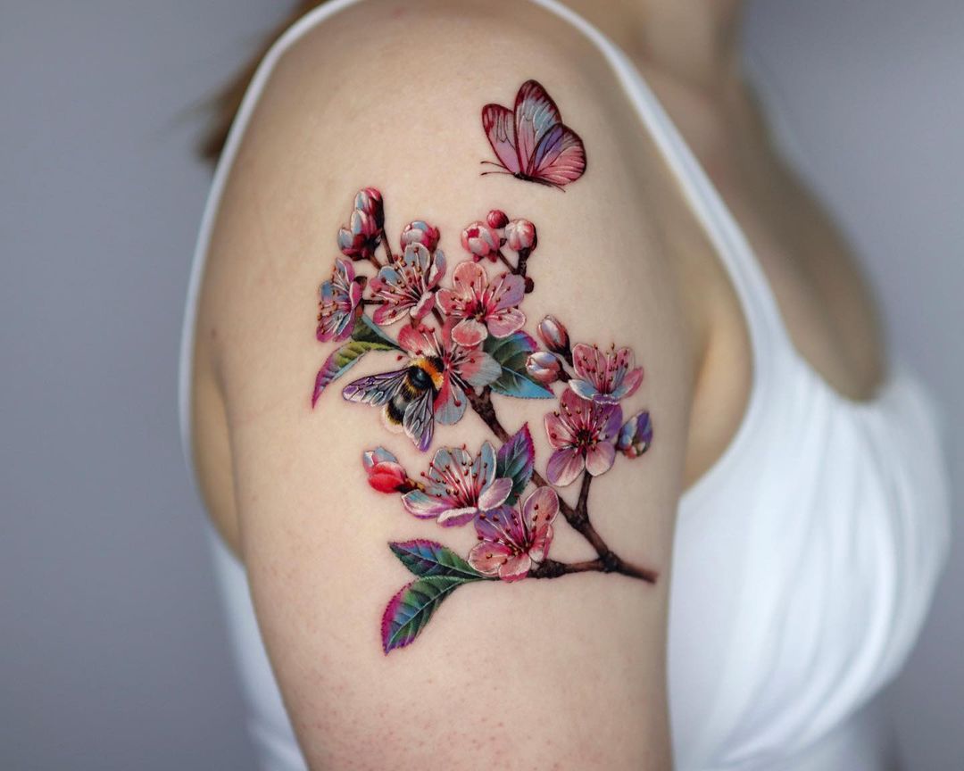 Kleur Cherry Blossom Tattoo met vlinder op schouder