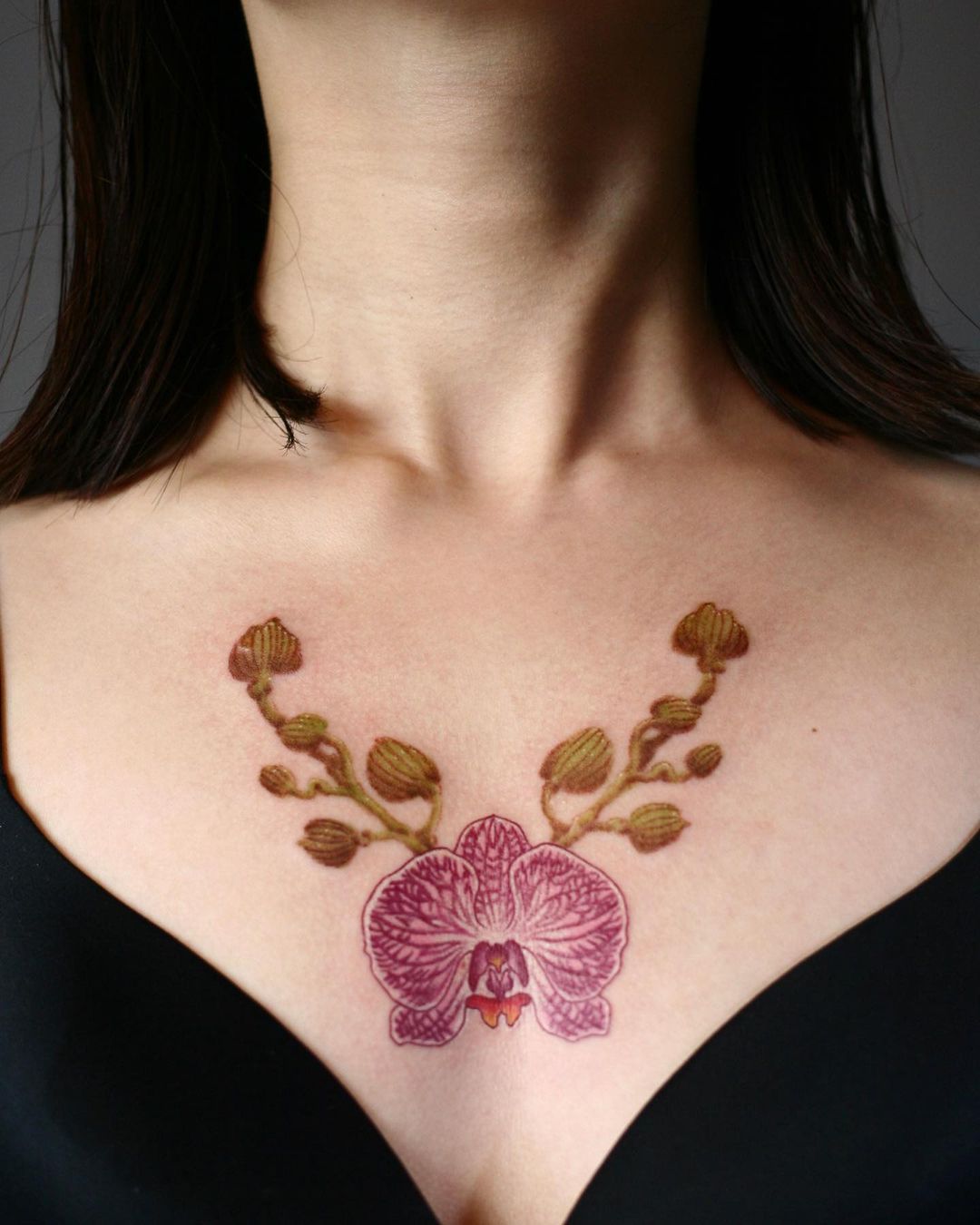 Kleur Orchidee Tattoo op de borst