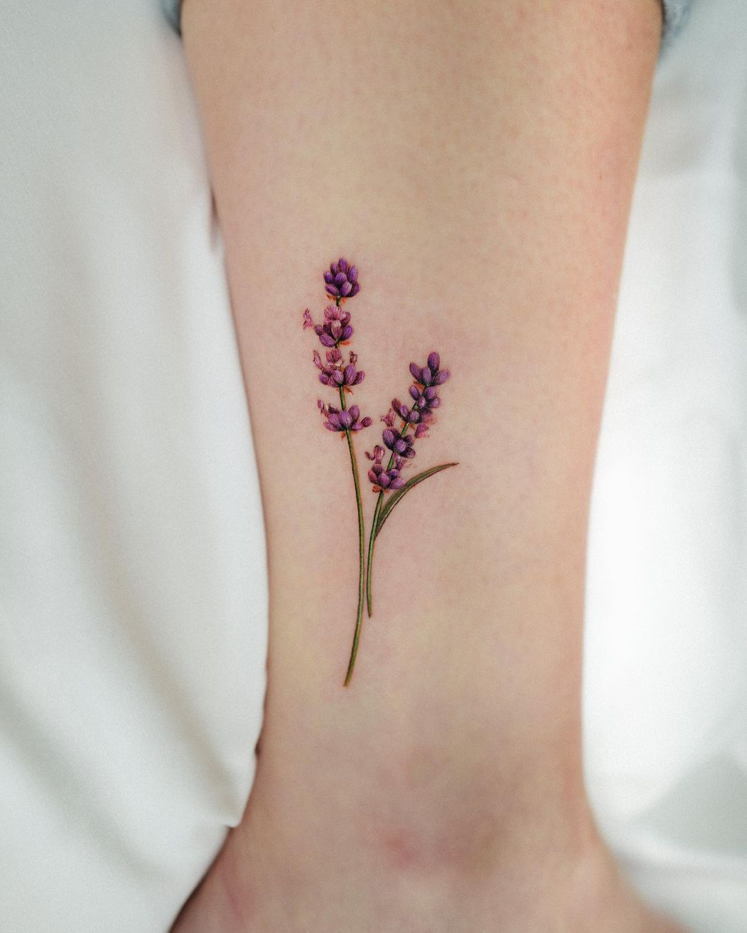 Kleur Lavendel Bloem Tattoo op enkel