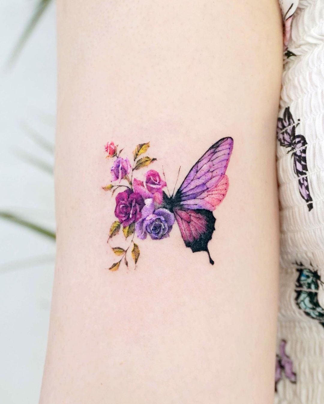 Kleur Vlinder met Bloemen Tattoo op Arm