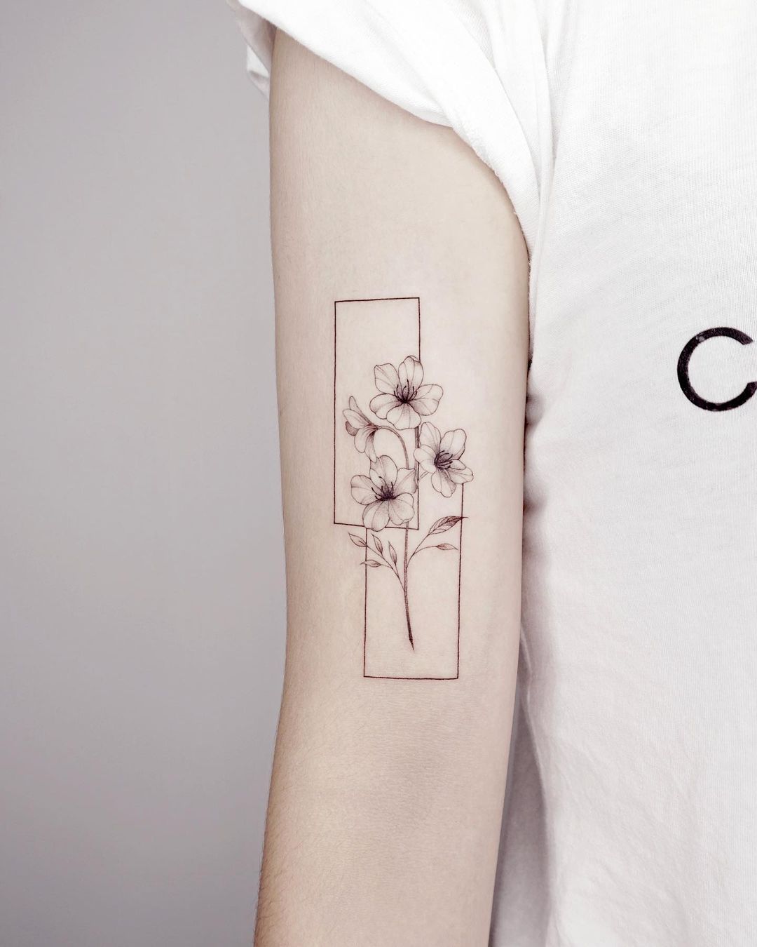 Zwart-witte bloem in rechthoek Tattoo op arm