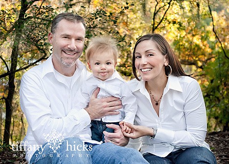 Ouders en zoon met hun familieportret 