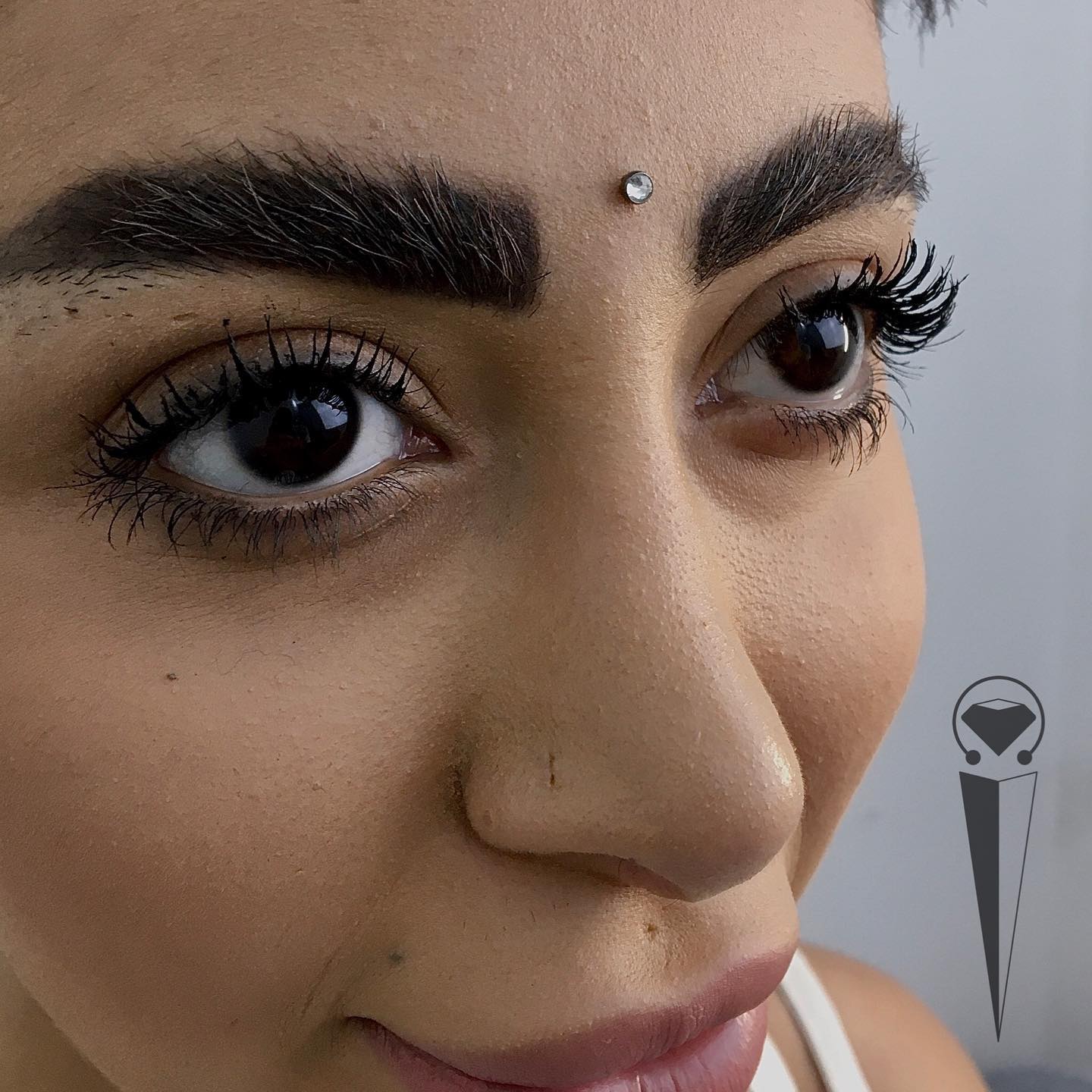 Third Eye Piercing met Strass steentjes