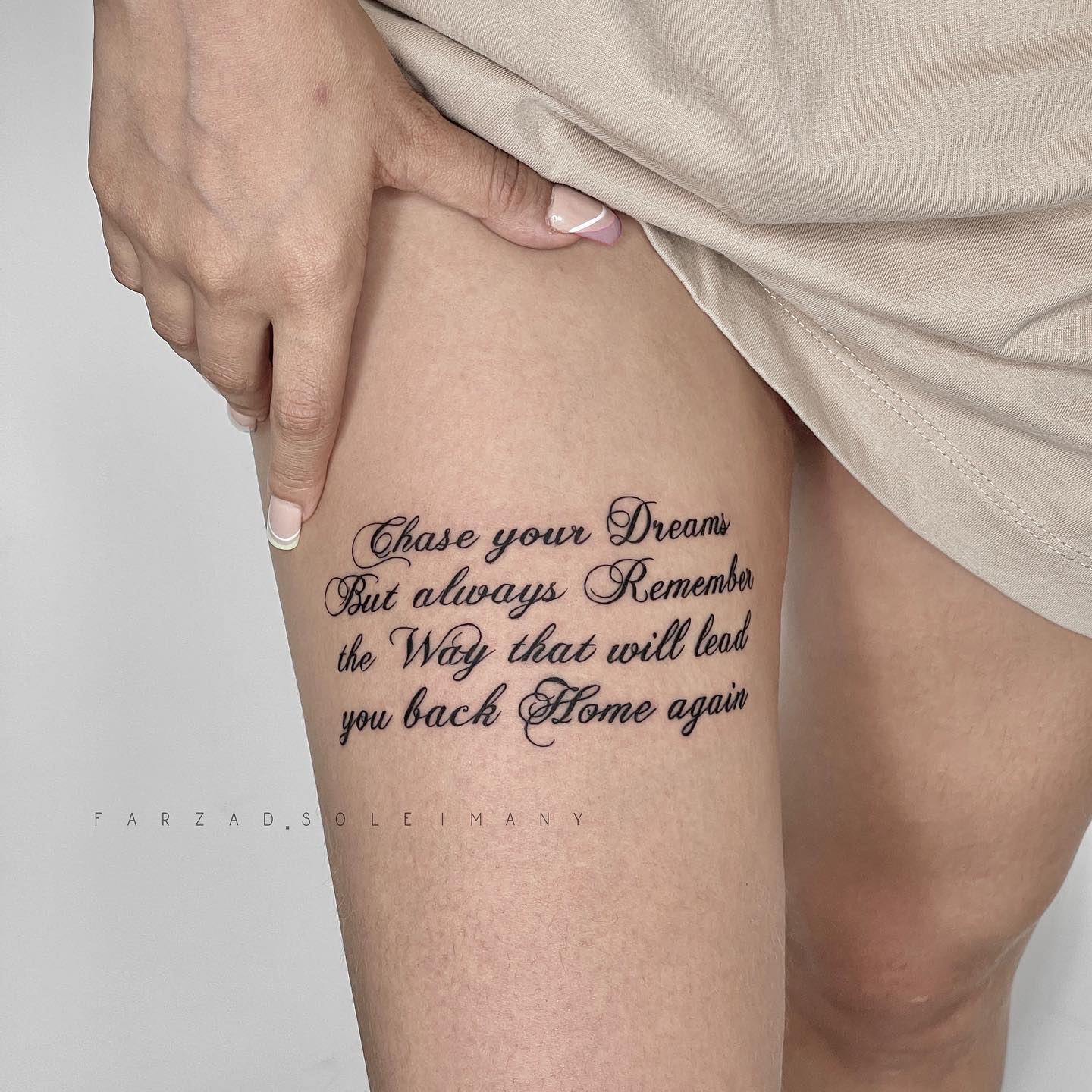 Tattoo Quote op de voorste dij voor vrouwen