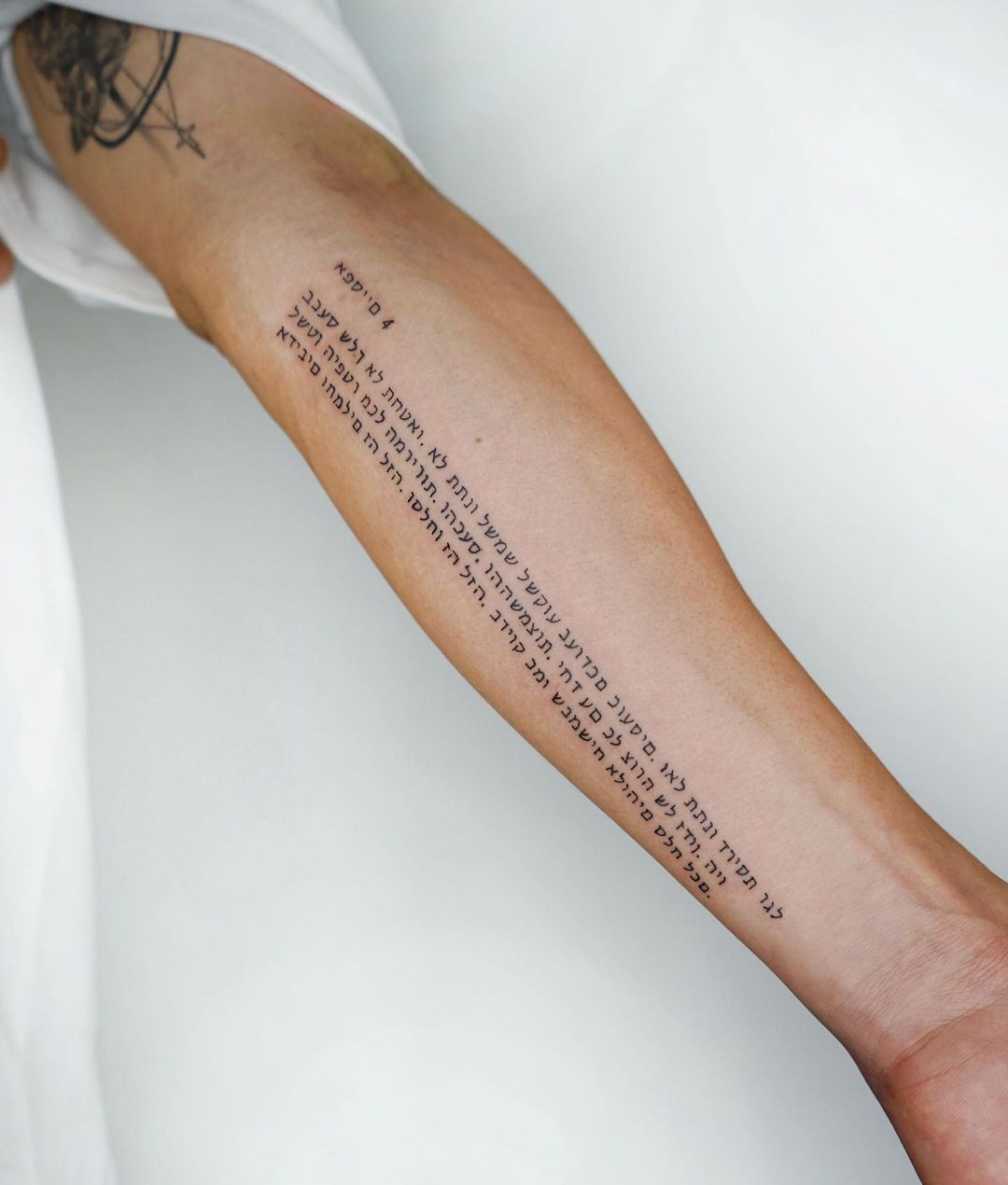 Hebreeuws Bijbel citaat Tattoo op onderarm