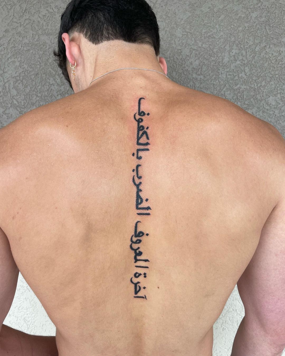 Arabische Quote Tattoo Langs Spine voor mannen