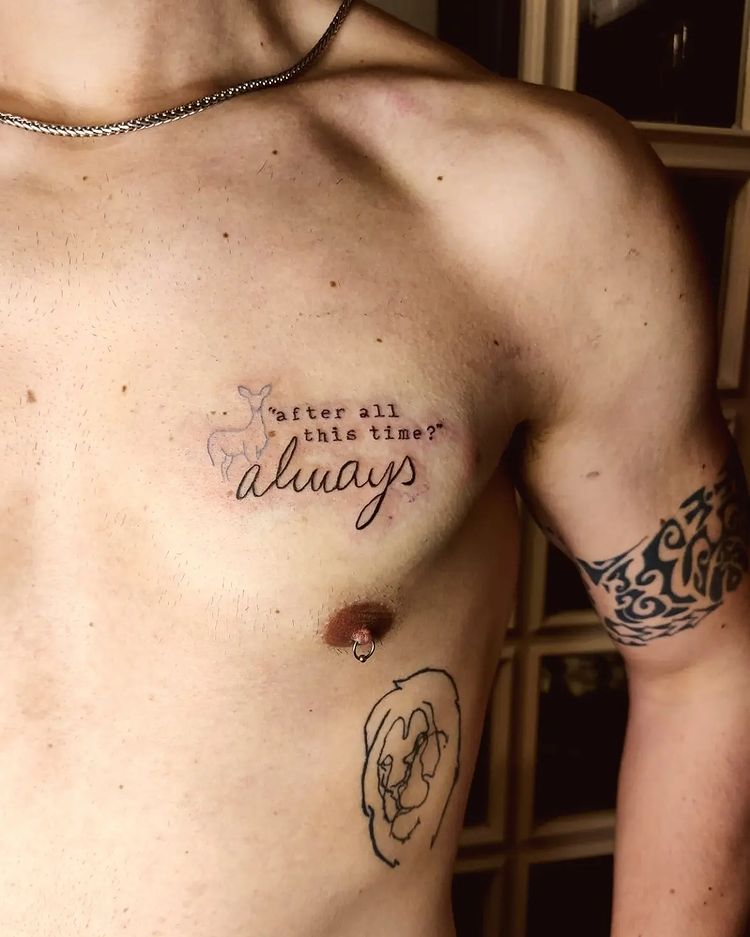Zwart-wit quote tattoo op borst voor mannen