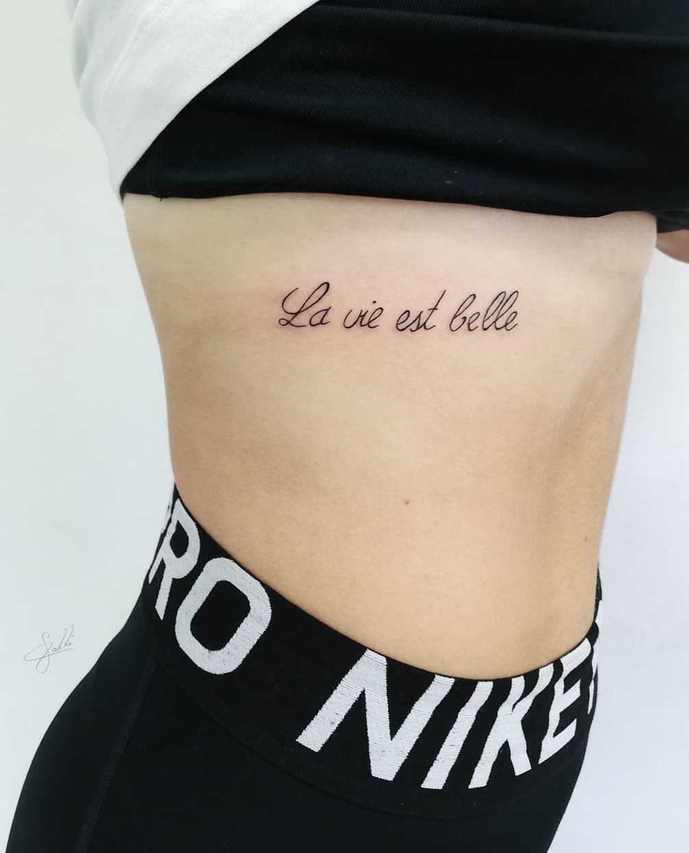 Black Ink Quote Tattoo aan de zijkant voor vrouwen