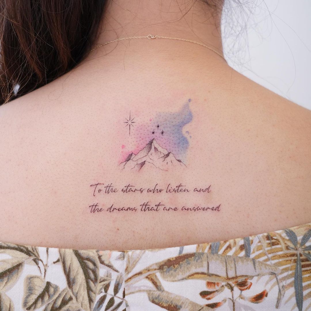 Color Quote Tattoo op rug voor vrouwen