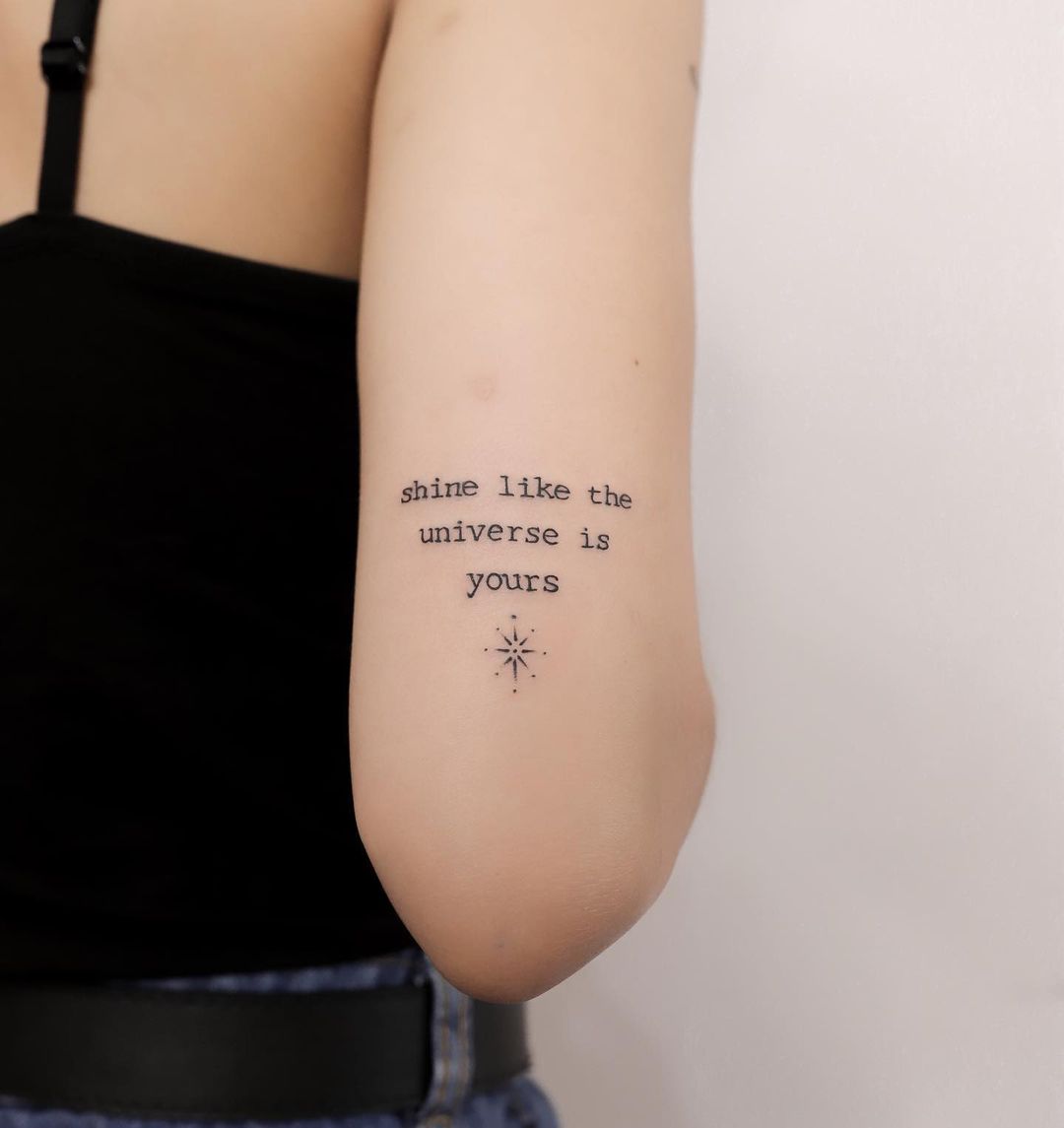Black Ink Quote Tattoo op de achterkant van de arm