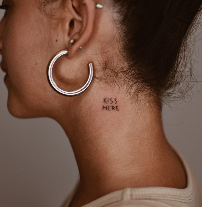 Quote Tattoo op nek voor vrouwen