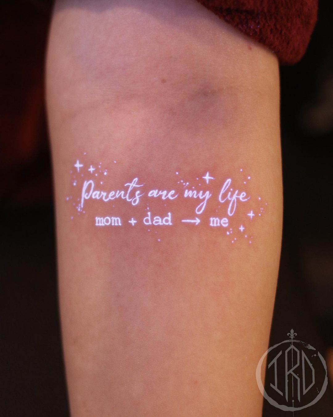 Gloeiende familie quote tattoo op arm