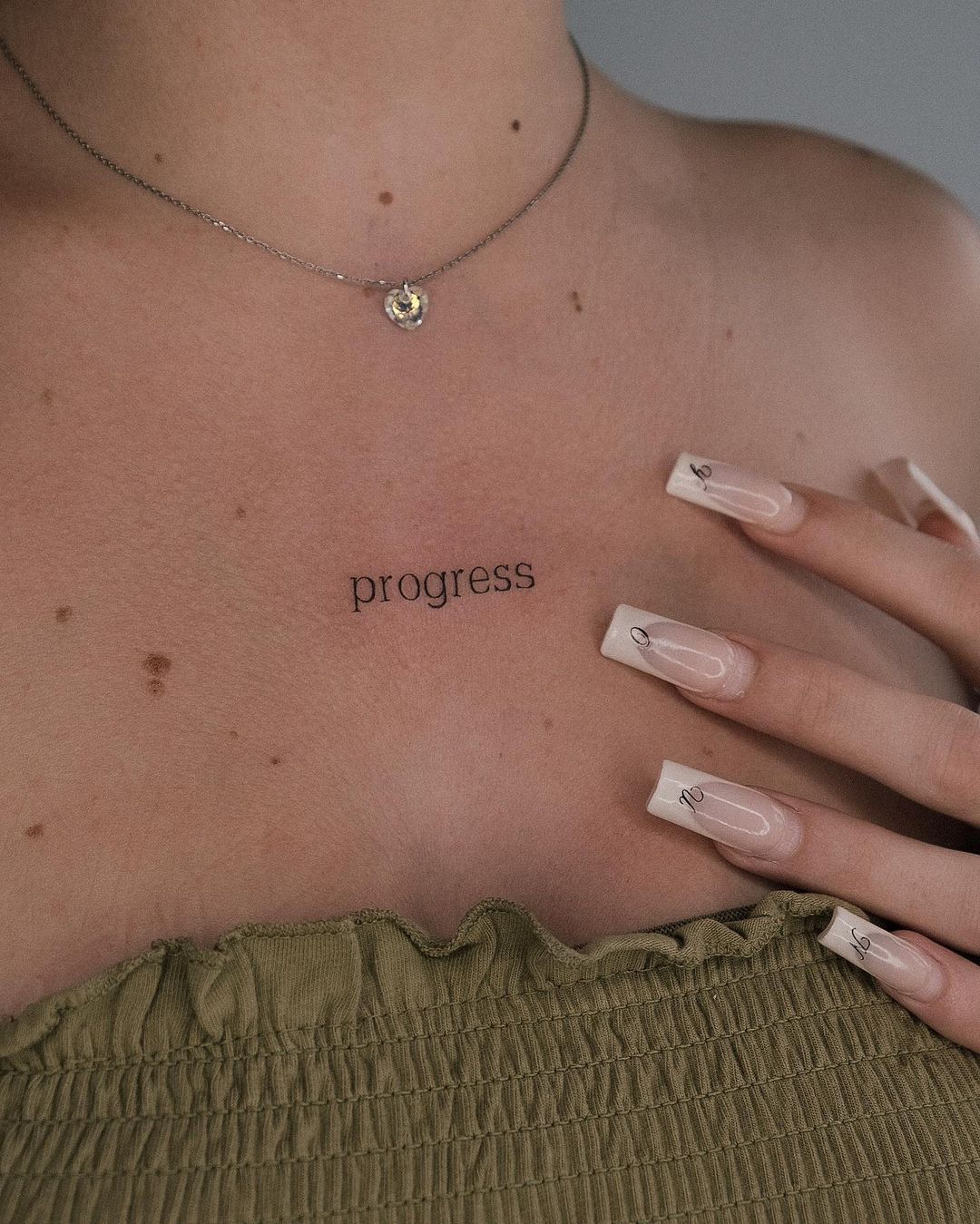 One Word Tattoo op borst voor vrouwen