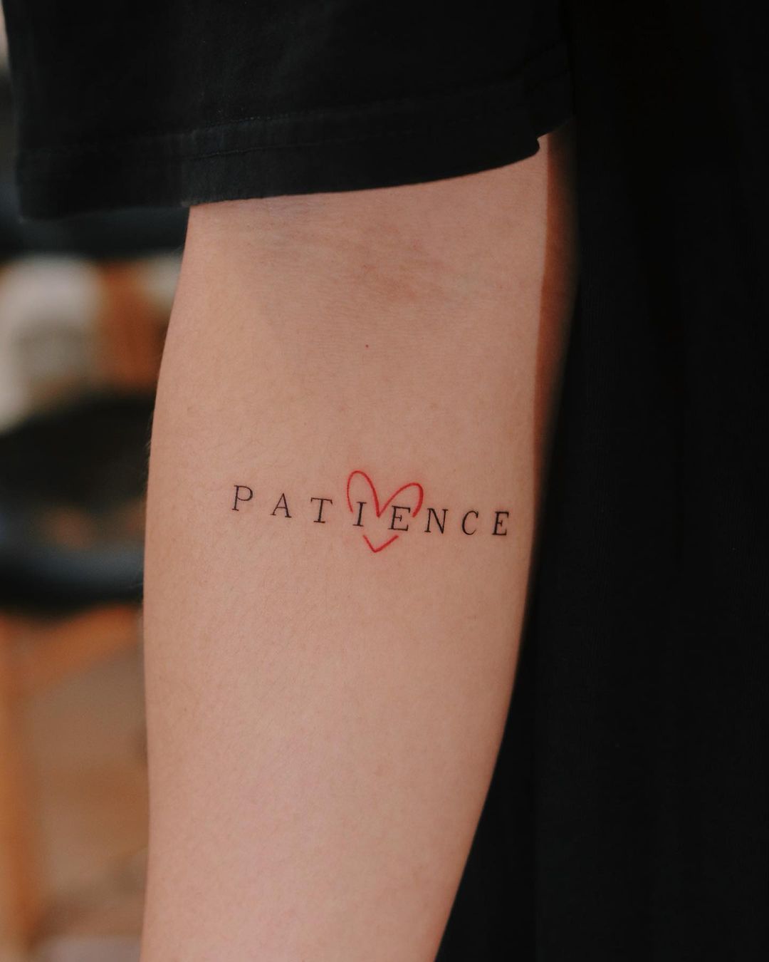 One Word Tattoo op Arm voor Man en Vrouw