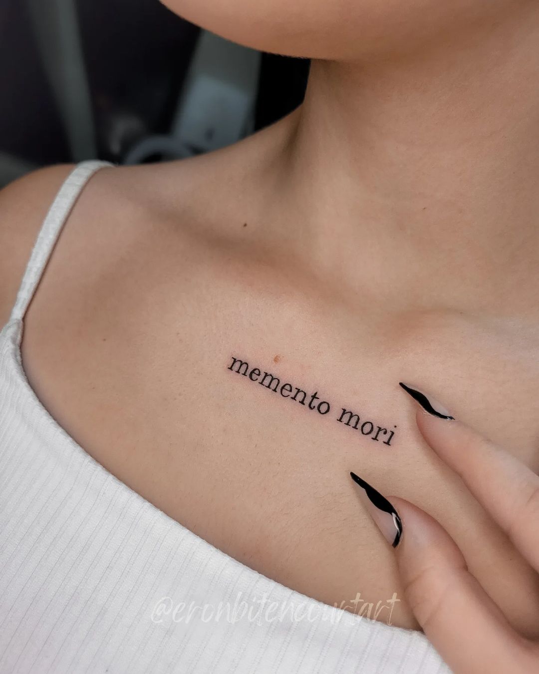 Latijnse Quote Tattoo op borst voor vrouwen