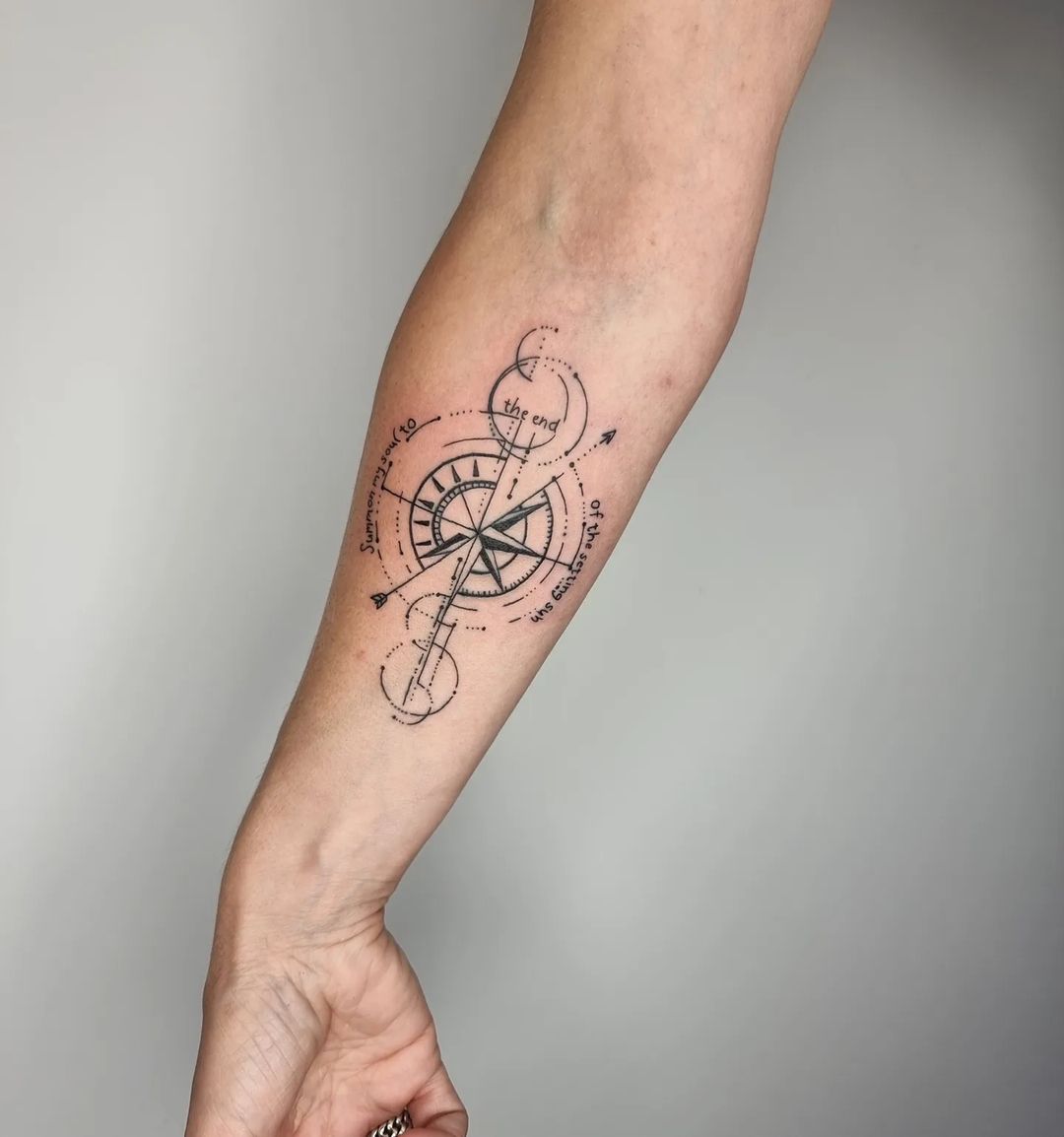 Black Ink Compass Tattoo met Quote op Arm